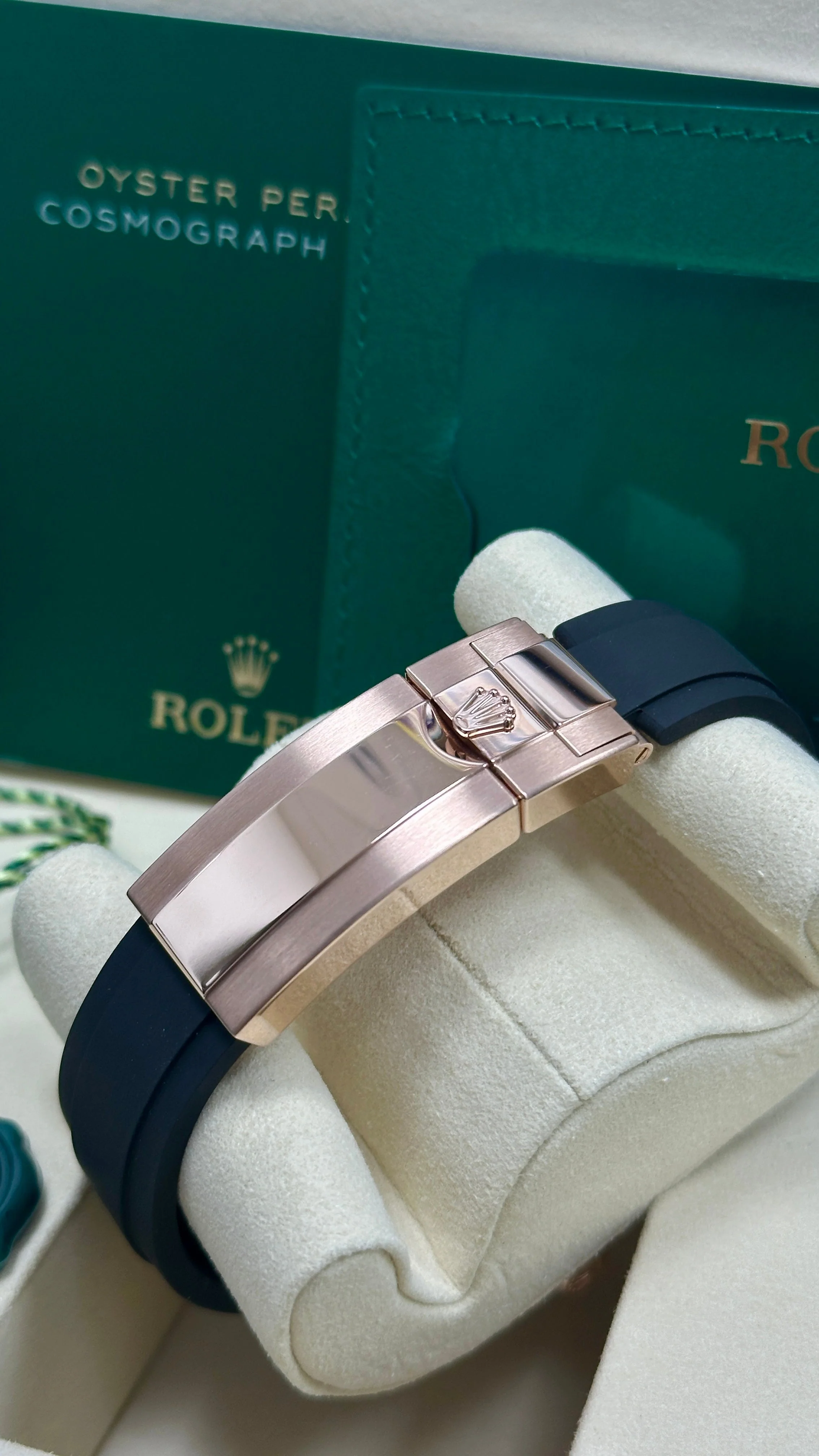 Rolex Cosmograph Daytona 40mm Everose Gold Sundust and Black Index Dial Black Ceramic Bezel Oysterflex 126515LN – New 2025 / 2026 - Image 4