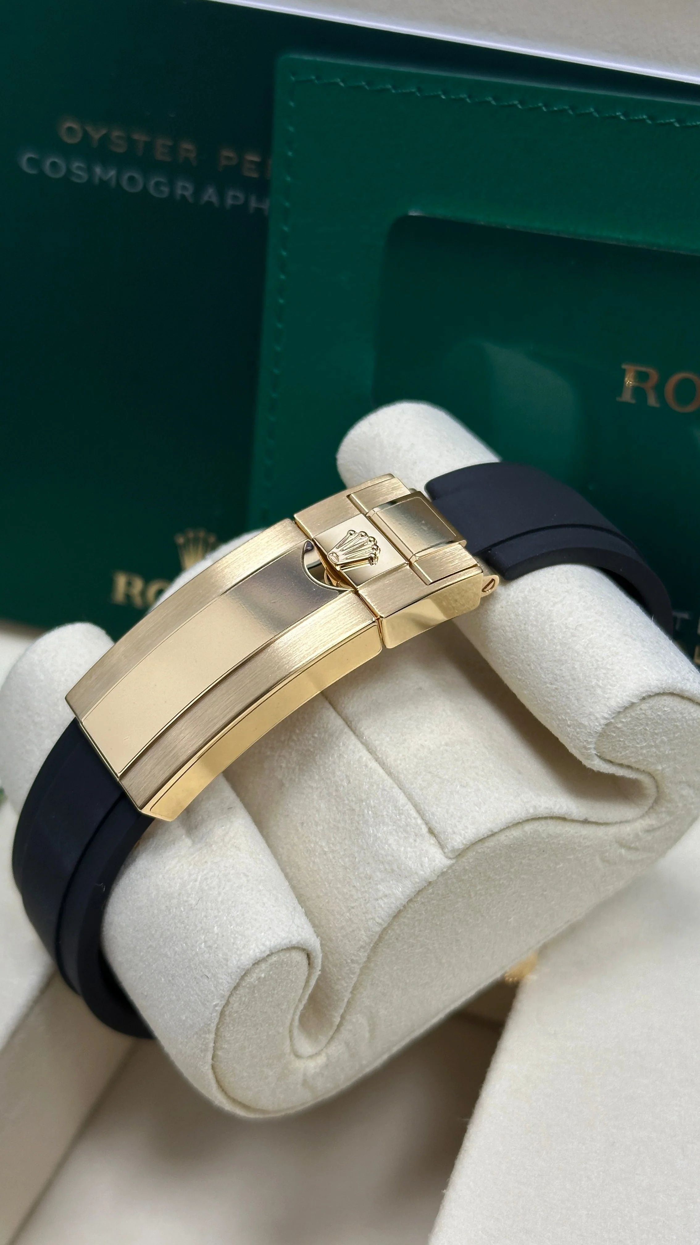 Rolex Cosmograph Daytona "YML/Pikachu" 40mm Yellow Gold Champagne and Black Dial Black Ceramic Bezel Oysterflex 126518LN – New 2025 / 2026 - Image 4