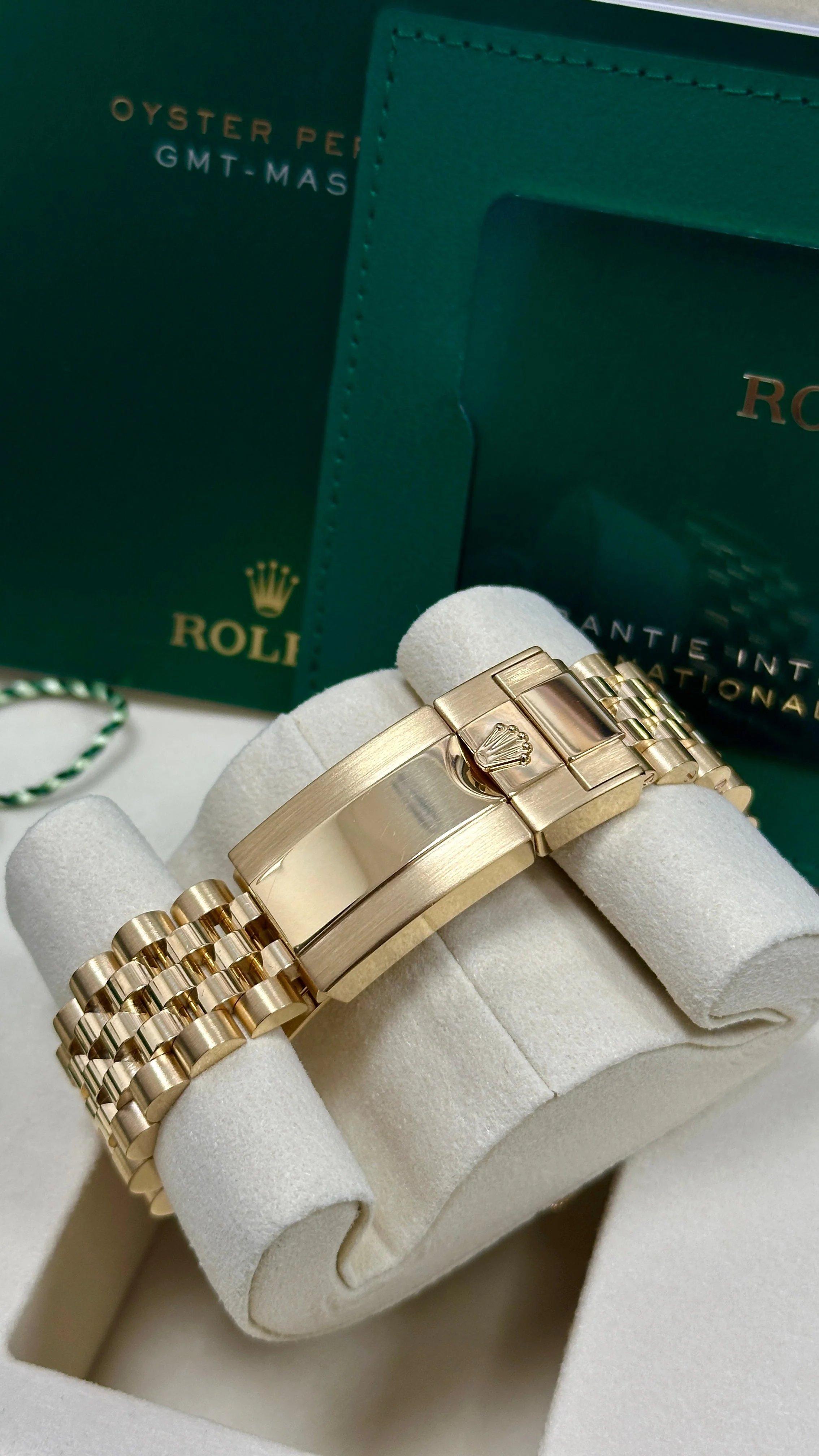 Rolex GMT-Master II 40mm Yellow Gold Black Dial Black Bezel Jubilee Bracelet 126718GRNR – New 2025 / 2026 - Image 5