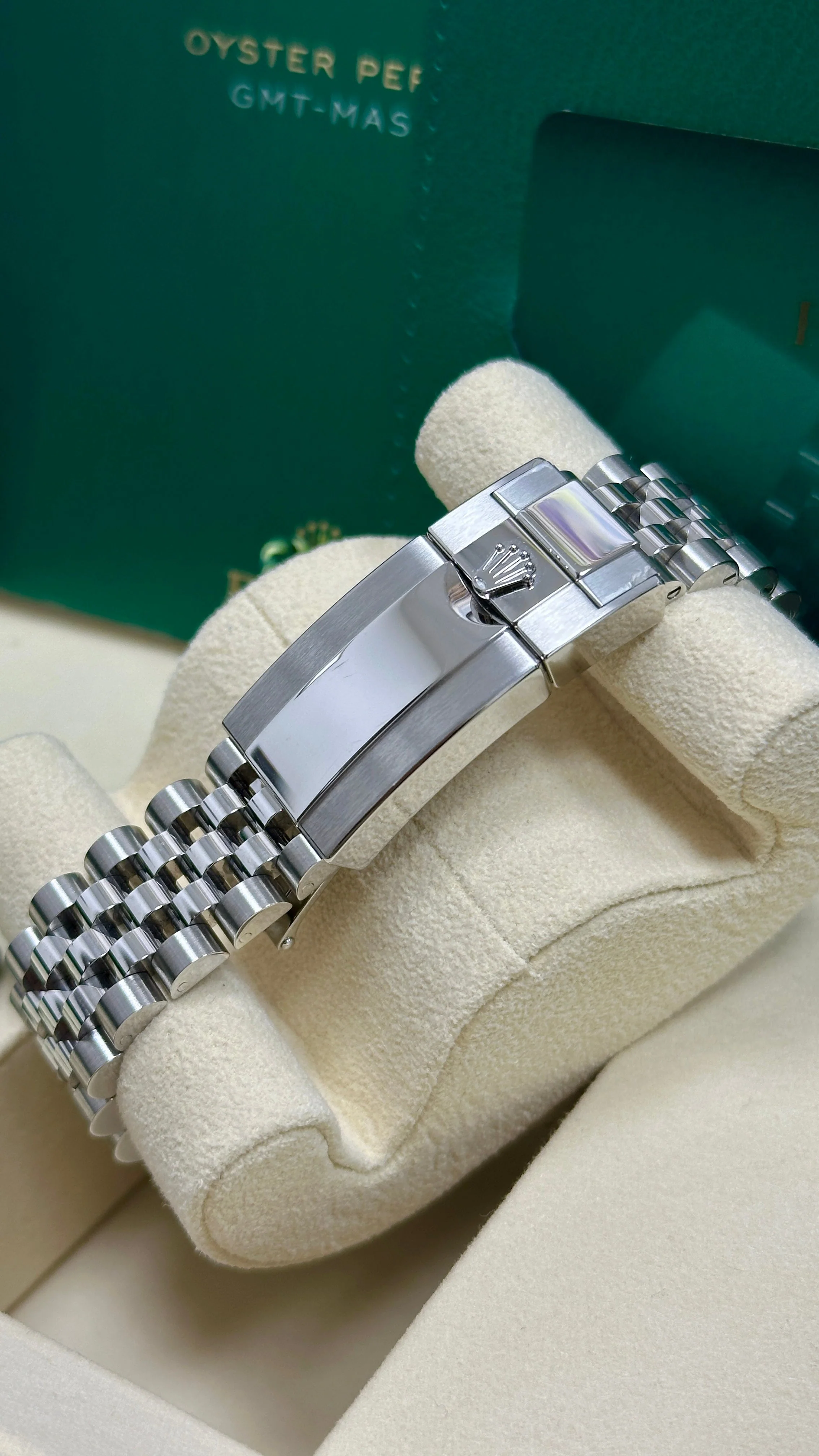 Rolex GMT-Master II "Lefty Sprite" 40mm Left-Handed Black Dial Green and Black Bezel Jubilee Bracelet 126720VTNR – New 2025 / 2026 - Image 6