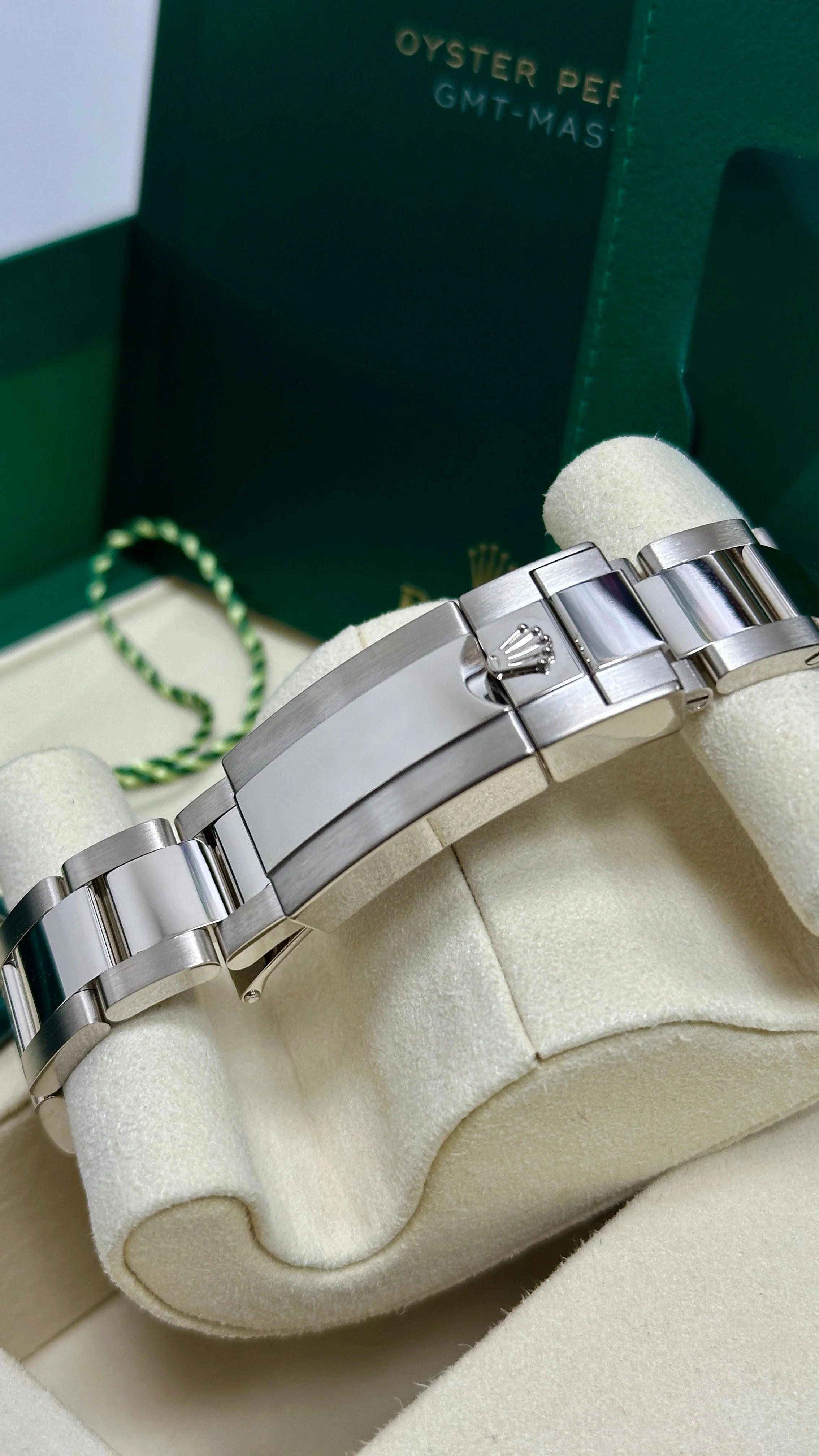 Rolex GMT-Master II "Pepsi" 40mm White Gold Meteorite Dial Blue and Red Bezel Oyster Bracelet 126719BLRO – New 2025 / 2026 - Image 4