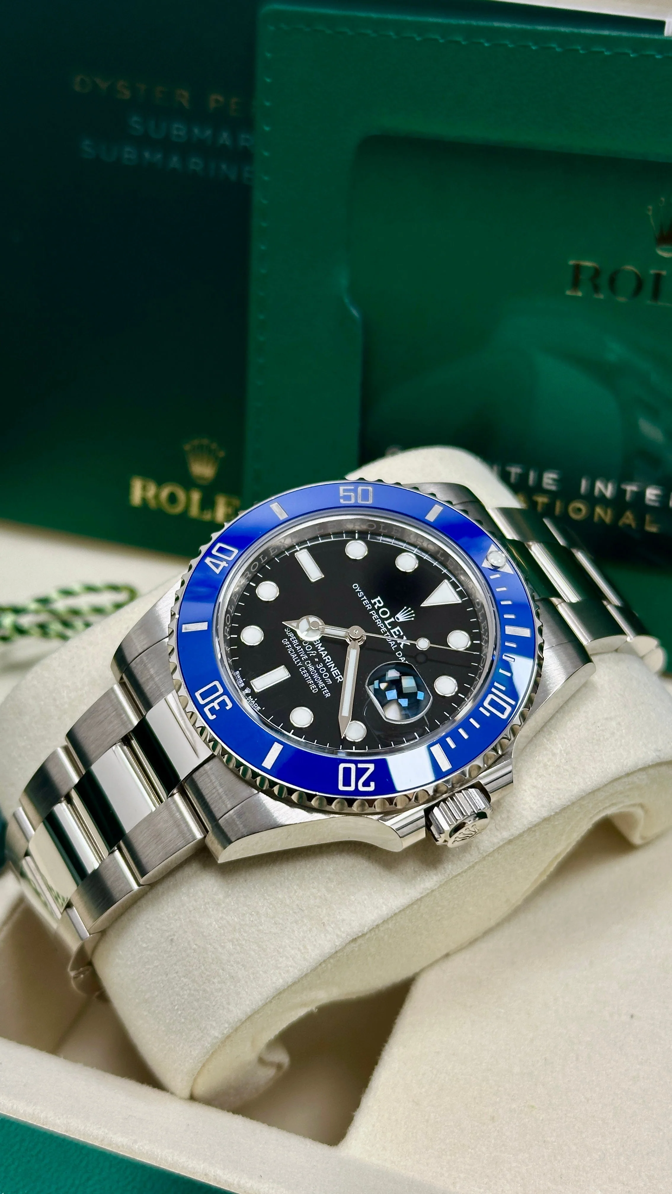 Rolex Submariner "Cookie Monster" 41mm White Gold Black Dial Blue Bezel 126619LB – New 2025 / 2026 - Image 4